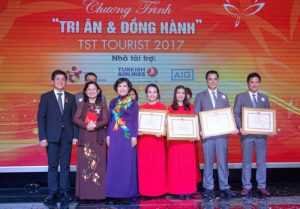 womenlifeLanh dao UBND TP.HCM trao huy hieu cho ong Lai Minh Duy TGD TST tourist