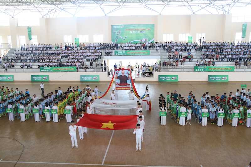 Quang cảnh lễ khai mạc VCK giải bóng đá HKPĐ cúp MILO