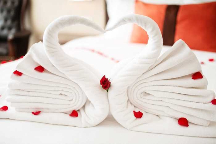 Tiệc cưới trong mơ 7 womenlifeHoneymoon set up in Deluxe room 2