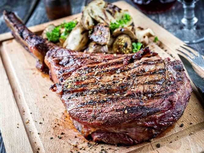 Đặc sắc ẩm thực tháng 8 tại khách sạn Sheraton Sài Gòn 10 womenlifeSheraton Saigon Li Bai Wagyu Tomahawk Beef