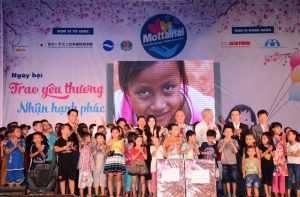w200 em nhỏ ở các nhà mở làng trẻ tại TPHCM nhận quà từ Chương trình Mottainai 2017