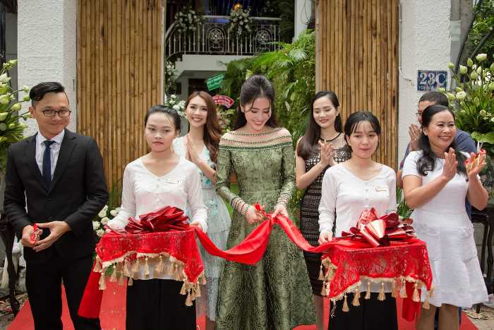 Nam Em hạnh phúc khi cùng mẹ cắt băng khánh thành nhà hàng 9 wImage00016