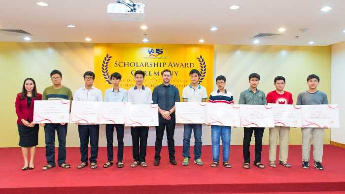 Anh văn Hội Việt Mỹ VUS trao tặng học bổng tài năng cho đội tuyển Olympic Toán và Vật lý Quốc tế 2017 18 WCanh VUS trao hoc bong light