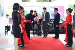wBo truong Singapore va phu nhan