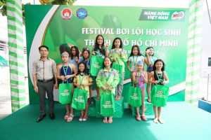 Đại diện Sở GDĐT trao thưởng cho các em thí sinh