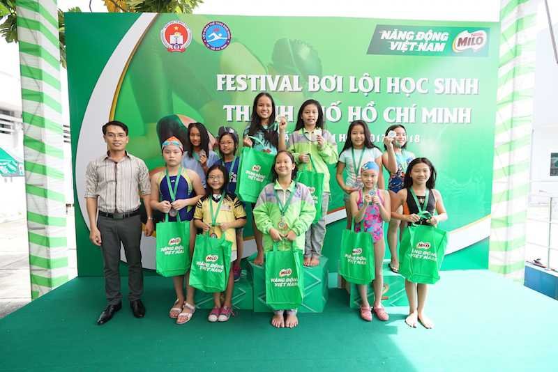 Chung Kết Festival Bơi lội học sinh TP. Hồ Chí Minh, năm học 2017 - 2018 15 Đại diện Sở GDĐT trao thưởng cho các em thí sinh