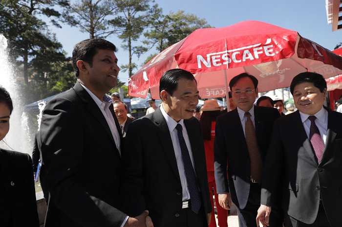 NESCAFE PLAN thực hiện mục tiêu nâng cao năng suất, chất lượng, giá trị gia tăng cho hạt cà phê Việt Nam 6 Lãnh đạo cấp cao của Bộ Nông nghiệp và phát triển nông thôn tỉnh Lâm Đồng và Nestle Việt Nam tại không gian văn hóa cà phê Việt Nam