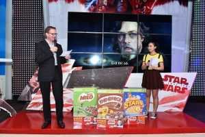 Ông William Mackereth đại diện Công ty Nestlé Việt Nam chào mừng các vị khách quý đến tham dự buổi công chiếu phim tối ngày 15 12