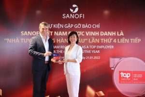 Ong Emin Turan To ng Giám đốc Sanofi Việt Nam và chị Hồng Ánh Giám đốc Nhân sự Sanofi Việt Nam đại diện nhận giải thưởng Nhà tuyển dụng hàng đầu 2022