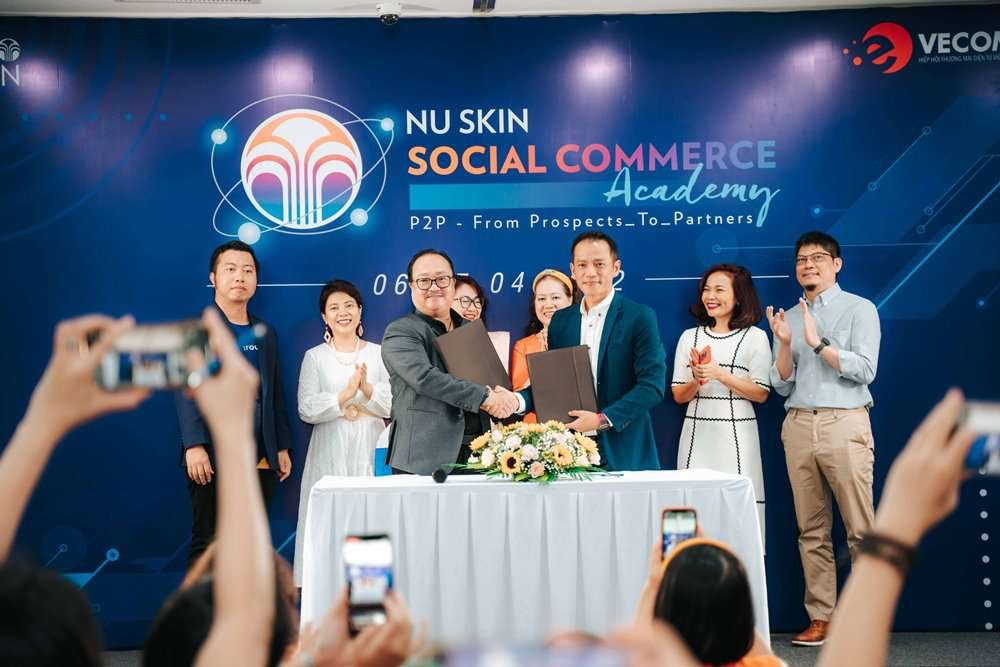 Nu Skin Việt Nam và Vecom hợp tác đào tạo thương mại xã hội 39 Đại diện Nu Skin Việt Nam và VECOM tại buổi ký kết hợp tác 3