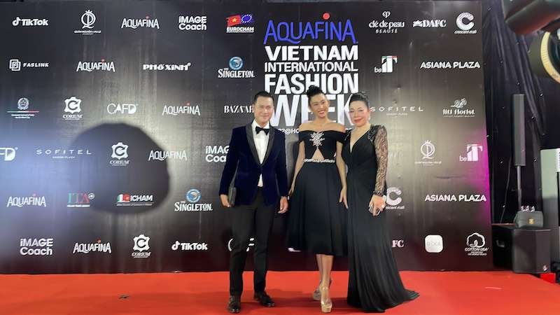 Hoa Hậu Ngô Trúc Linh – MC Quốc Tế Chí Cường sang trọng lịch lãm tại sự kiện Vietnam International Fashion Week 2022. 16 2 1