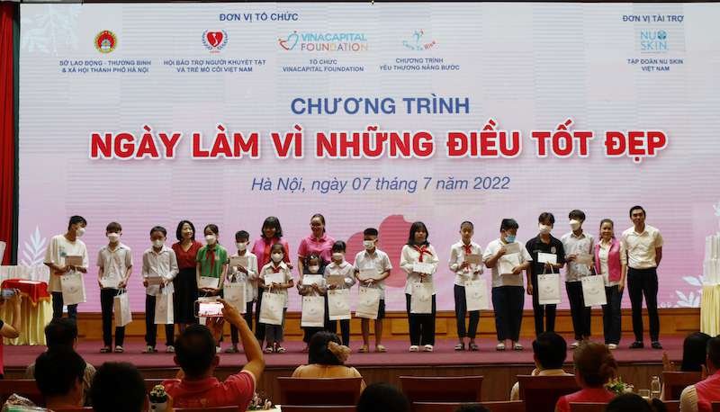 Nu Skin trao học bổng và quà tặng cho trẻ em có hoàn cảnh khó khăn bị ảnh hưởng do dịch COVID-19 “Ngày Làm Vì Những Điều Tốt Đẹp” 8 MG 7041