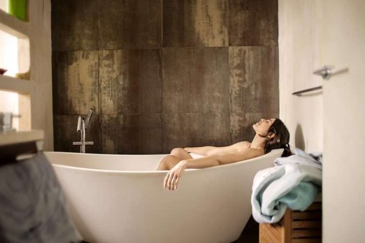 Sức khỏe sinh lý phụ nữ: 5 vấn đề khó nói nhưng cần được nói 6 pexels andrea piacquadio 3776151 e1660633756342