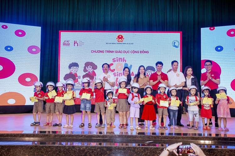 “Sinh Con, Sinh Cha” chia sẻ kiến thức về sức khỏe, hành vi, trí tuệ của trẻ đến với hàng trăm gia đình, giáo viên mầm non tại Nghệ An 1 3