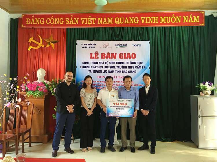 02. CLD đã hỗ trợ hơn 15 tỷ đồng để xây dựng nhà vệ sinh với các thiết bị vệ sinh cao cấp nhằm cải thiện môi trường học tập cho 1.600 học sinhJPG
