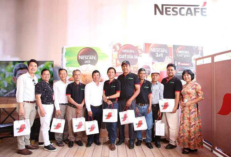 Hành trình từ hạt cà phê trên nông trại đến ly NESCAFÉ cho người yêu cà phê Việt 16 Lớp tập huấn với sự tham gia của chuyên gia từ Viện nghiên cứu WASI chuyên gia Nông nghiệp Nestlé và nông dân trồng cà phê 6