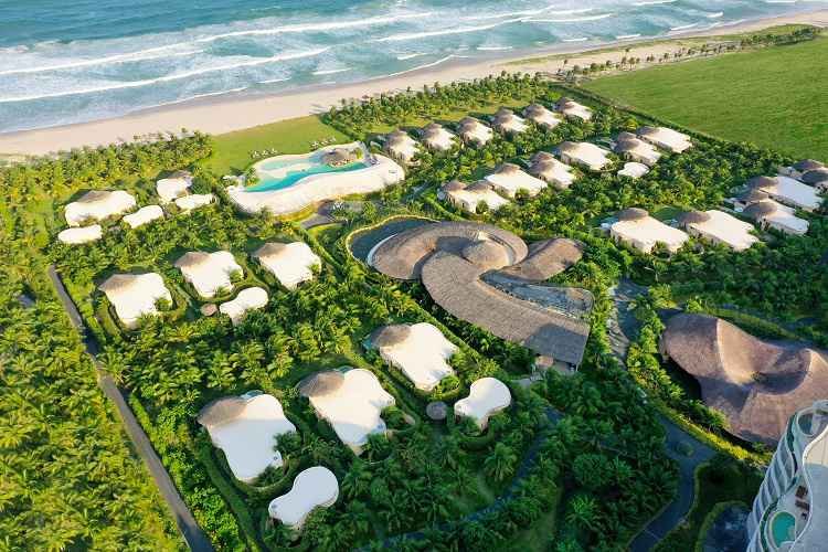 Ana Mandara Cam Ranh liên tiếp có tên trong nhiều đề cử tại các giải thưởng du lịch danh giá hàng đầu thế giới 14 Sở hữu vị trí tuyệt đẹp bên bờ biển xanh trong như ngọc cảnh quan cây xanh tươi tốt đa dạng kết hợp hài hòa với kiến trúc địa phương độc đáo