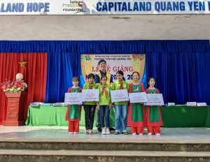 02. Đại diện CLD Việt Nam trao học bổng cho các em học sinh lớp 5 có thành tích học tập xuất sắc