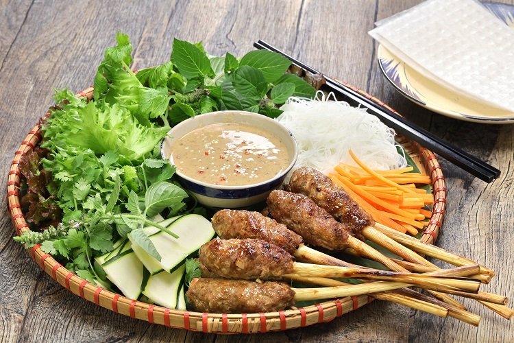 Nestlé-MAGGI và Cục Du lịch Quốc gia Việt Nam phát triển Bản đồ ẩm thực Việt tôn vinh giá trị văn hóa ẩm thực địa phương 11 Nem nướng Đặc sản Nha Trang hút hồn du khách thành phần không thể thiếu trong ngày Lễ hội