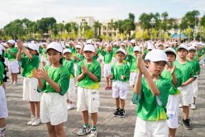 8. Quang truong Lam Son duoc phu xanh mau ao MILO cung khau hieu Ben Bi Hon