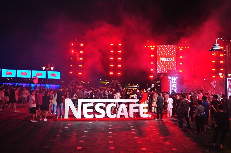 3. Hang nghin nguoi dan va du khach thuong thuc trai nghiem da giac quan NESCAFE tai Ben Bach Dang