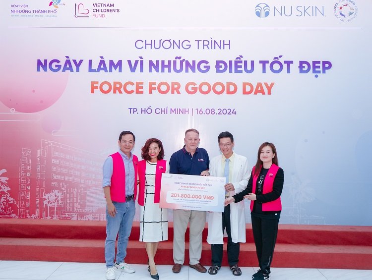Hinh 1 Nu Skin dong hanh cung DNXH Vietnam s Children Fund tai tro hon 200 trieu dong de tang tu sach cong trinh mai che va 200 qua tang cho cac em nho dang dieu tri tai benh vien