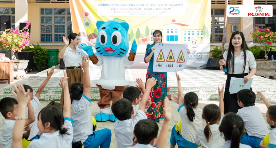 Dự án “Đến trường an toàn” của Prudential cùng hành trình 5 năm nâng cao ý thức an toàn giao thông tại Việt Nam 22 Hoc sinh giao luu cung cac tinh nguyen vien ve chu de an toan giao thong