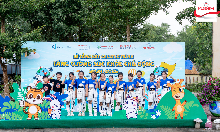 Cac em hoc sinh chup hinh ky niem tai su kien