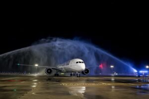 Le don chuyen bay khai truong United Airlines Hong Kong – TP.HCM voi nghi thuc phun voi rong