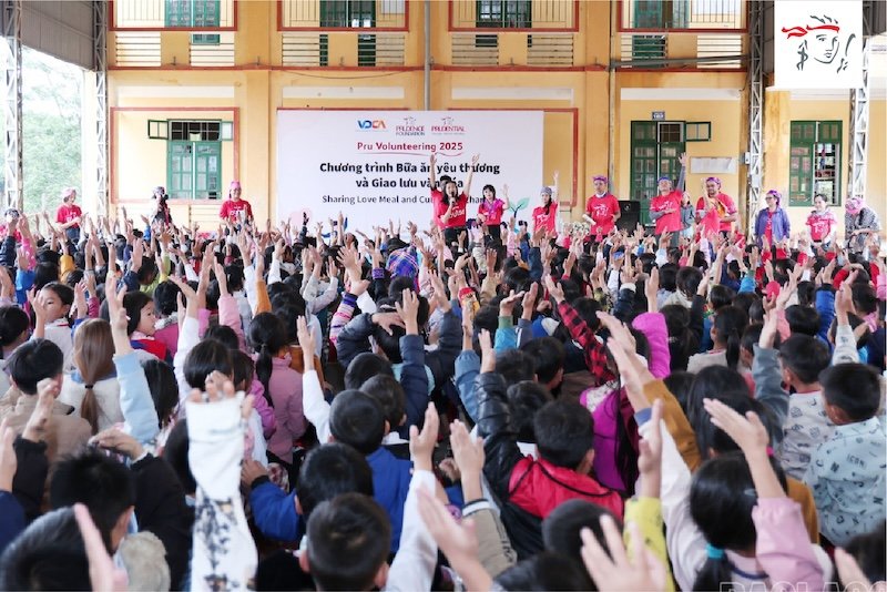 Khi yêu thương vượt mọi biên giới: Prudential Việt Nam viết tiếp hành trình 26 năm đồng hành cùng cộng đồng 12 Su kien giao luu van hoa trong khuon kho chuong trinh Pru Volunteering 2025