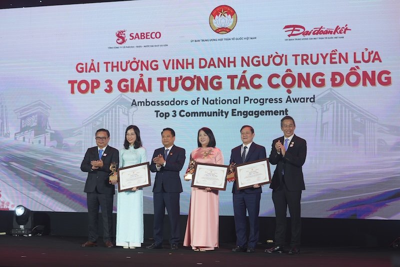 Dai dien SABECO va bao Dai Doan Ket trao giai Top 3 Tuong Tac Cong Dong 2
