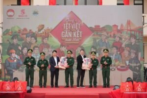 Dai dien SABECO va Dai dien UBTW MTTQ trao gui trai nghiem Tet cho cac Don bien phong khu vuc Dak Lak Lam Dong