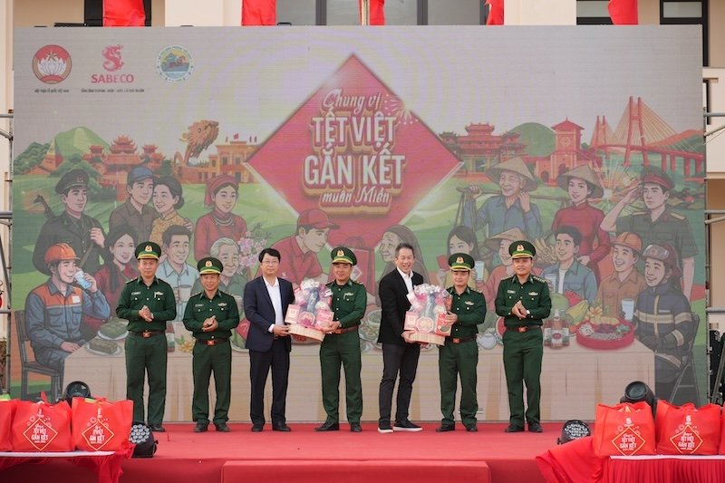 Sabeco tôn vinh văn hoá Việt qua chiến dịch “Chung Vị Tết Việt – Gắn Kết Muôn Miền”, góp phần kết nối cộng đồng và mang tết đến gần hơn với người dân địa phương 9 Dai dien SABECO va Dai dien UBTW MTTQ trao gui trai nghiem Tet cho cac Don bien phong khu vuc Dak Lak Lam Dong