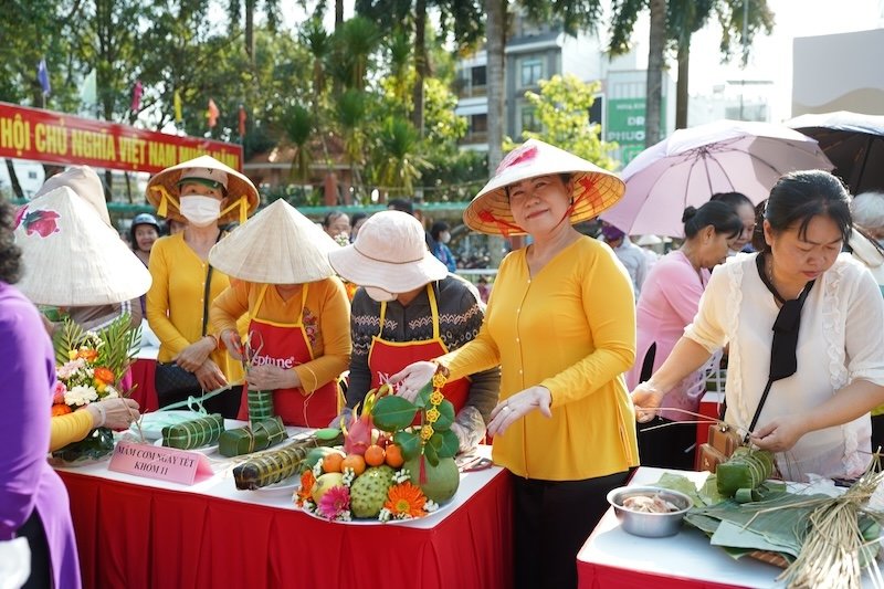 Nguoi dan Vinh Long tham gia cuoc thi goi banh tet va xep mam ngu qua cung nhau gan ket va the hien tinh than se chia mua tet.JPG