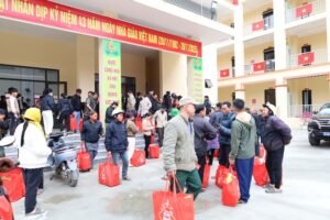 SABECO trao 900 phan qua mang thong diep Chung Vi Tet Viet cho cac ho gia dinh co hoan canh kho khan o tinh Lao Cai Tuyen Quang