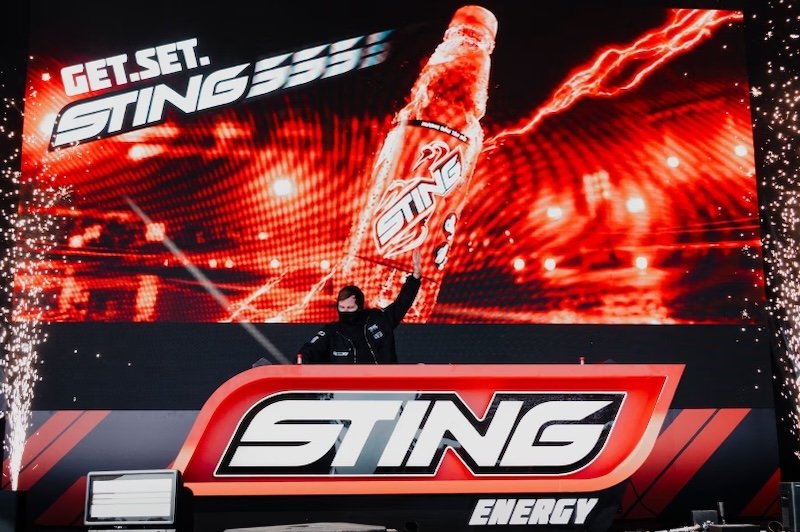 Khi âm thanh động cơ trở thành chất liệu âm nhạc: Alan Walker bắt tay cùng STING Energy® thổi hồn cho giai điệu của Giải đua xe Công thức 1® 1 Alan Walker trinh dien ca khuc The Sting With Me tai Barcelona Grand