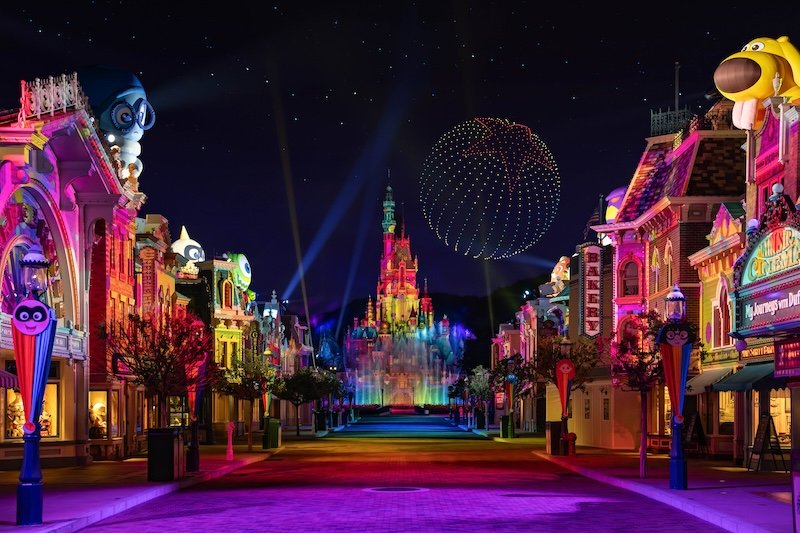 “Hong Kong Summer Fun” đổ bộ mùa hè với hàng loạt bất ngờ cho du khách 98 Man trinh dien Pixar Pals Spectacular 1 Credit Hong Kong Disneyland Resort