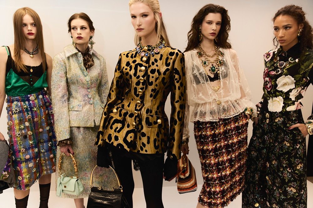 Dolce&Gabbana Xuân/Hè 2027: “Stravaganza Siciliana” – khi di sản chuyển mình thành độc bản 43 DG SFILATA DONNA SPRING SUMMER 2027 PH LUCA STEFANON BACKSTAGE PRIORITARIE 06