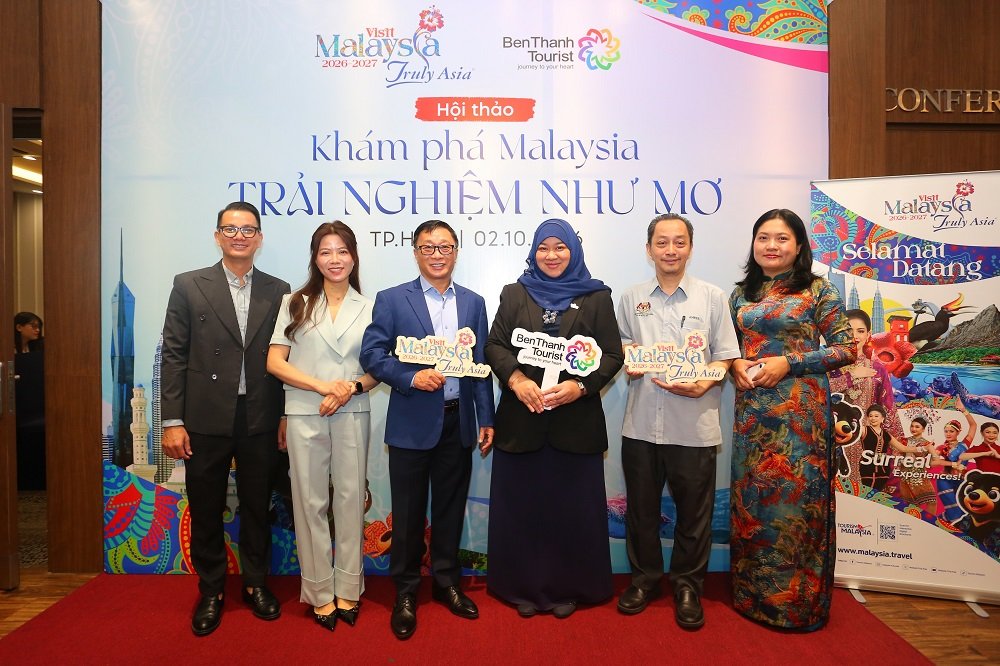 BenThanh Tourist tăng kết nối, mở rộng phát triển du lịch Malaysia 31 H03 Cac dai dien BenThanh Tourist va Cuc Xuc tien Du lich Malaysia tai Viet Nam chup anh luu niem tai chuong trinh